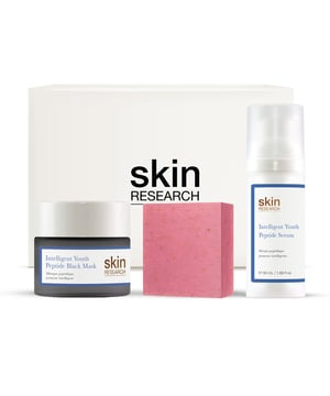 Revitalisieren Sie Ihre Haut mit unserem Intelligent Youth Peptide Skincare Gift Set, der ultimativen Anti-Aging-Lösung für einen jugendlichen Glanz. Dieses luxuriöse Set nährt und hydratisiert, während leistungsstarke Peptide den Anzeichen der Hautalterung entgegenwirken und Ihre Haut straff und lebendig erscheinen lassen. Angereichert mit Pflanzenextrakten reinigt und erhellt es Ihren Teint und verbessert Klarheit und Strahlkraft. Perfekt für alle Hauttypen, einschließlich empfindlicher Haut, ist unsere vegane und tierversuchsfreie Formel frei von Parabenen, Sulfaten und künstlichen Duftstoffen. Erheben Sie Ihre Schönheitsroutine und erleben Sie noch heute die transformative Kraft unseres Hautpflege-Sets!
