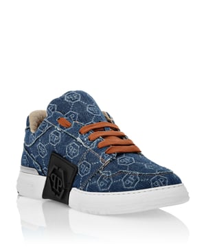 Entdecken Sie die Einzigartigkeit dieser Denim Hexagon Lo-Top-Sneakers. Entdecken Sie ihre unverwechselbaren, edlen Eigenschaften.   Obermaterial aus Denim   Ganzflächiges Jacquard-Muster mit Monogramm PP Hexagon aus Metall auf dem Gummiband, das von der Sohle bis zum Schaftrand reicht   Vernickelter Fersenstabilisator aus Metall   Ergonomische, ultraleichte, stoßdämpfende, gummierte Hightech-Zwischensohle   Gerillte Laufsohle für maximalen Grip   Innenfutter und herausnehmbare Einlegesohle