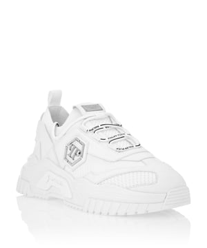 Machen Sie sich bereit zum Joggen im Plein-Stil. Sehen Sie sich die Predator-Laufschuhe an, die aus Materialien bestehen, die immer leistungsstark sind. Hier die Details.   Obermaterial aus Leder und Techno-Materialien für eine Performance, die den Erwartungen gerecht wird   Fersenkappe mit Logo   PP-Hexagon aus Metall auf einem Aufnäher aus Saffianleder an der Außenseite   Schlupfstricksocke aus weichem und atmungsaktivem Material   Ergonomische, ultraleichte und stoßdämpfende Hightech-Zwischensohle aus Gummi   Geformte Laufsohle für maximalen Grip   Innenfutter und herausnehmbare Einlegesohle