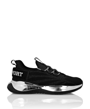 Los corredores Iron Tiger Gen. X.02 están diseñados para ayudarte a correr más allá de tus límites gracias a los materiales de alta tecnología y al estilo habitual de Plein Sport.   Diseño sin cordones de jersey de nailon tejido jacquard transpirable y ergonómico   Cordones tubulares de colores a juego   Correa con logotipo en el contrafuerte del talón unida a la lengüeta para jalar   Entresuela laminada de alta tecnología, ultraligera y que absorbe los golpes   Suela con forma para un agarre óptimo   Costuras de colores a juego