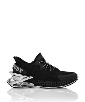 Diese Thunder Force Gen X 01 Laufschuhe entstammen der Kreativität des Plein Sport Labors und zielen darauf ab, modernste Technologie mit einem einzigartigen und herausragenden Design zu vereinen.   Dynamisches, verstärktes Netzgewebe und gummiertes Obermaterial für rundum Schutz   Slip-On-Passform für Stabilität und sicheren Sitz   Marken-Tubular-Schnürsenkel   Marke auf Fersenverstärkung und Zunge   Ultraleichte, ergonomische, hochtechnische, stoßdämpfende, perforierte, gummierte Zwischensohle mit Metallelementen   Laufsohle geformt für optimalen Halt   Innenfutter