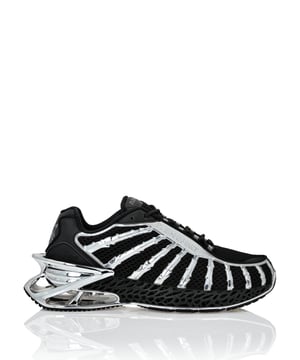 Estas zapatillas deportivas Thunder Force Gen X 01 nacen de la creatividad del Plein Sport Lab con el objetivo de conjugar tecnología de punta y un diseño único y sobresaliente.    Parte superior de malla dinámica y con ojetes que soportan la carcasa metálica   Ajuste sin cordones para mayor estabilidad y ajuste ceñido   Cordones tubulares   El icónico Tigre está insertado en la suela   Entresuela de goma, ergonómica, amortiguadora, ultraligera, perforada de alta tecnología con detalles innovadores en metal chapado   Suela con forma para un agarre óptimo   Forro interior