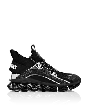 Das Obermaterial dieser exklusiven Tiger hi-top Runners passt sich den Bewegungen des Fußes an, um eine perfekte und sichere Passform und eine effektive und reibungslose Stoßdämpfung zu gewährleisten.   Obermaterial aus gestrickten Socken und Funktionsmaterialien überlappen sich für einen sicheren und passgenauen Sitz.   Ösen verbinden die Multimaterial-Schale   Zweifarbige Schnürsenkel   Gummierter Aufnäher mit dem kultigen Tiger auf der Zunge   Plein Sport auf der Fersenkappe   Gummierte, ergonomische, stoßdämpfende, ultraleichte und perforierte Hightech-Zwischensohle   Für optimalen Grip geformte Laufsohle