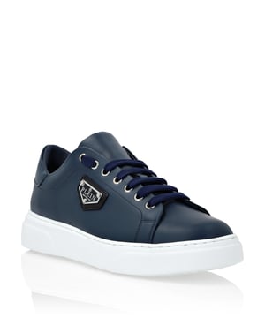 Entdecken Sie die Einzigartigkeit mit diesen Low-Top-Sneakers aus Nappaleder. Hier sind die Details:     Material: Nappa    Logo: Logobadge auf dem äußeren Viertel aufgebracht    Verschluss: Schnürung    Sohle: rutschfeste Gummisohle    Futter: Innenfutter    Einlegesohle: Herausnehmbare Einlegesohle