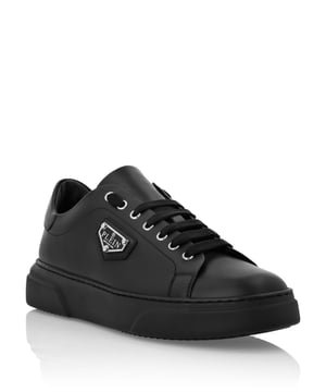 Entdecken Sie die Einzigartigkeit mit diesen Low-Top-Sneakers aus Nappaleder. Hier sind die Details:     Material: Nappa    Logo: Logobadge auf dem äußeren Viertel aufgebracht    Verschluss: Schnürung    Sohle: rutschfeste Gummisohle    Futter: Innenfutter    Einlegesohle: Herausnehmbare Einlegesohle