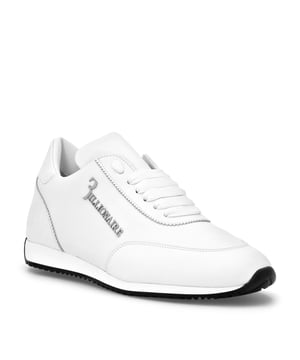 Tauchen Sie ein in eine Welt grenzenloser Möglichkeiten, während Sie die Vielfalt der Farben erkunden, die diese bemerkenswerten Schuhe zieren. Mit einer makellos weißen Sohle, die perfekt zur lebhaften Palette passt, strahlen diese Schuhe eine Aura von Raffinesse und Eleganz aus. Entworfen, um bei jedem Schritt einen bleibenden Eindruck zu hinterlassen.    Hergestellt mit akribischer Aufmerksamkeit für Details   Verfügt über eine lebendige Farbpalette   Makellose weiße Sohle passt perfekt zum Design   Strahlt Raffinesse und Eleganz aus   Entworfen, um bei jedem Schritt einen bleibenden Eindruck zu hinterlassen   Logo an der Außenseite