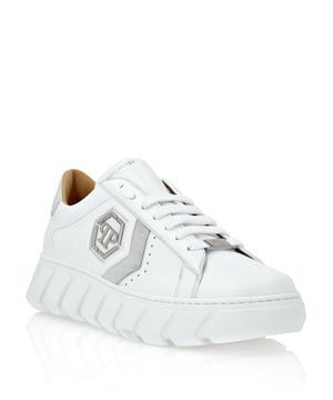Elegante Einzigartigkeit für Ihre Freizeit mit diesen Hexagon Lo-Top-Sneakers aus Leder. Sehen Sie sich die Details an.   Obermaterial aus Nappa   Wildleder-Elemente   Gummierte Fersenlasche mit Logo   Schnürsenkel passend zur Fersenlasche   Vernickeltes Logo auf dem äußeren Viertel   Gummierte dicke Zwischensohle   Gerillte Laufsohle für maximalen Grip   Innenfutter und herausnehmbare Einlegesohle