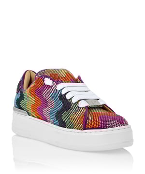 Ontdek het unieke van deze veelkleurige lo-top sneakers. Kijk naar de details.   Regenboogkleurig multicolor suède bovenwerk   Vernikkelde spoiler op hielstabilisator   Hi-tech, ergonomische, ultralichte, schokabsorberende rubberen tussenzool   Gegroefde rubberen buitenzool voor maximale grip   Gewatteerde nappa-voering en uitneembare binnenzool