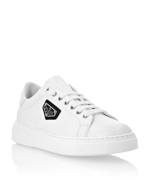 Ontdek het unieke met deze low-top sneakers van nappaleer. Hier zijn de details:    Materiaal: Nappa    Logo: Badge met logo aangebracht op het buitenste kwart    Sluiting: Vetersluiting    Zool: Rubberen glijzool    Voering: Binnenvoering    Binnenzool: Uitneembare binnenzool