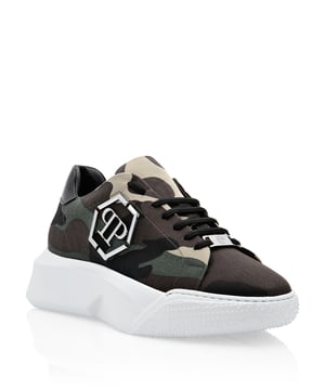Philipp Plein ontwierp deze speciale lo-top sneakers van rubberleer. Gewatteerde kraag, hiellip en tong. Het iconische zeshoekige logo staat op de voorkant. Vetersluiting. Glijvaste rubberen zool. Binnenvoering en uitneembare binnenzool.