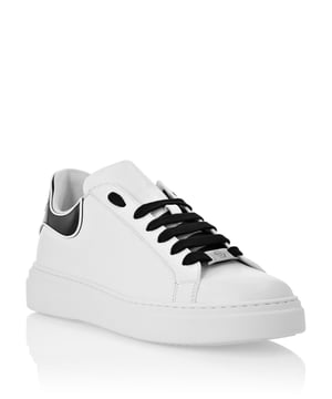 Zapatillas lo-top de napa con una pestaña en el talón con logo y ribete en un color contrastante.   br>  Cordones a juego.   br> Bordes acolchados.   br> Suela de goma antideslizante.   br> Forro interior y plantilla extraíble.   br>