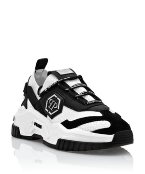 Krachtige mensen hebben krachtige schoenen nodig. Trainer Predator runners van leer en mesh met buisvormige veters. PP Hexagon is aangebracht op het buitenste kwart. Gevoerde zomen. De rubberen zool dankt zijn vorm en structuur aan spuitgieten. Binnenvoering en uitneembare binnenzool.