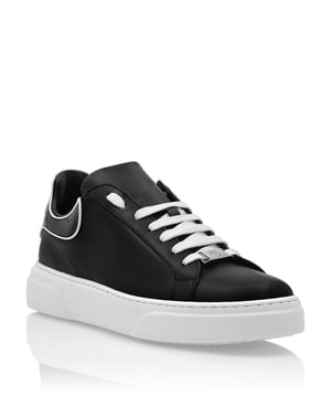 Nappa-Lo-Top-Sneakers mit einer mit einem Logo versehenen Fersenlasche, die in einer Kontrastfarbe eingefasst ist.   br>  Passende Schnürsenkel.   br> Gepolsterte Säume.   br> Rutschsichere Gummisohle.   br> Innenfutter und herausnehmbare Innensohle.   br>