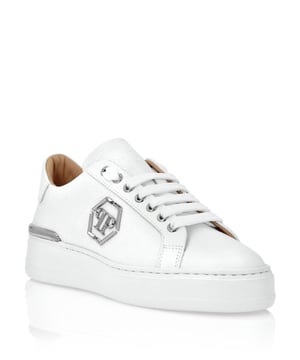 Descubra la singularidad de estas zapatillas lo-top bicolor. Fíjese en los detalles.   Parte superior de napa con monograma estampado en toda la superficie   Hexágono de PP metálico cosido en el lateral   Alerón niquelado en el estabilizador del talón   Entresuela de goma de alta tecnología, ergonómica, ultraligera y amortiguadora   Suela exterior moldeada para un agarre máximo   Forro de napa acolchado y plantilla extraíble