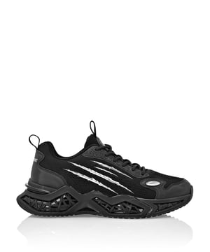 Die Runner von Plein Sport wurden mit dem Ziel entwickelt, Spitzentechnologie und ein einzigartiges und herausragendes Design zu kombinieren.   Dynamisches, verstärktes Mesh und gummiertes Obermaterial für Rundumschutz   Slip-on-Passform für Stabilität und guten Sitz   Farblich abgestimmte Schnürsenkel   Das Markenzeichen befindet sich auf der Fersenkappe und auf der Zunge befindet sich ein gummierter Aufnäher mit dem ikonischen Tiger   Der Tiger Scratch ist auf dem äußeren Viertel abgebildet   Gummierte, ergonomische, stoßdämpfende, ultraleichte und perforierte Hightech-Zwischensohle mit innovativen Details aus plattiertem Metall   Für optimalen Grip geformte Laufsohle   Innenfutter