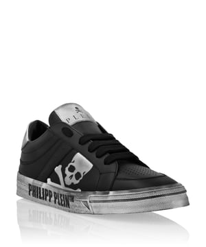 Für Ihren sportlichen Look empfehlen wir diese einfachen, aber charaktervollen Lo-Top-Sneakers. Sehen Sie sich die Details an.   Obermaterial aus gebrauchtem Nappa   Skull&Bones Druck auf dem äußeren Viertel   Perforiertes Vorderblatt   Farblich abgesetzte Schnürsenkel   Farblich abgesetzte Fersenlasche   Logogeprägte, ergonomische, ultraleichte, stoßdämpfende und gummierte Zwischensohle   Gerillte Außensohle für maximalen Grip   Nappa-Futter und herausnehmbare Innensohle