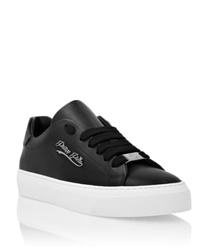 Nappa Lo-Top-Sneakers. Plein Signature an der Seite platziert. Schnürverschluss. Gepolsterte Säume. Rutschsichere Gummisohle. Voll gefüttert. Herausnehmbare Innensohle.