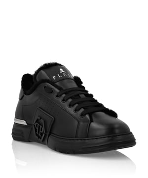 Ontdek het unieke van deze nappa Hexagon Low-Top sneakers. Bekijk de details.   Nappa   PP Hexagon Logo op de rubberen band die loopt van de zool tot het kwart   Vernikkelde metalen hielstabilisator   Hi-tech, ergonomische, ultralichte, schokabsorberende rubberen tussenzool   Voorgevormde buitenzool   Bont binnenvoering en uitneembare binnenzool