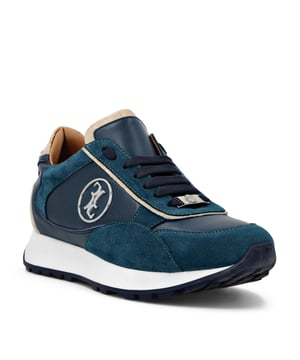 Reavive su tiempo de ocio con algo de estilo. Le sugerimos estas zapatillas lo-top de suave nobuk con detalles únicos. Descubra más.  Piel de nobuk y estampado de cocodrilo en una interacción de contrastes.  El icónico monograma metálico se aplica en el cuarto exterior  Cordones a juego con la parte superior de nobuk  Suela exterior moldeada para un agarre máximo  Forro de piel y plantilla extraíble