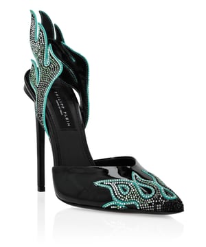 Deze met vlammen versierde slingbacks zijn gemaakt om elke look in vuur en vlam te zetten. Combineer ze met strakke avondkleding of een gewaagde mini-jurk voor een krachtige impact.    Vlamapplicatie met kristallen details creëert een gedurfd, vurig silhouet   Naaldhak zorgt voor hoogte en felle vrouwelijkheid   Luxueuze lederen constructie van bovenwerk tot zool   De spitse neus geeft het profiel een attitude   Een show-stopping paar gemaakt voor onverschrokken avonden uit