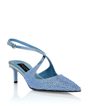 Show your sparkling side with the new satin ankle strap pumps. Check out the details.   Bejewelled satin upper   Crossed strap with buckle   Genuine leather sole   Inner lining   5,5 cm lined heel