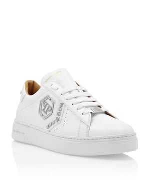 Elegante singularidad para su tiempo de ocio con estas zapatillas lo-top Hexagon de piel. Eche un vistazo a los detalles.   Napa    Detalles de charol y aplicación de tachuelas   Cuello de charol con logotipo   Cordón a juego con el cuello   Hexágono de PP metálico en el cuarto exterior   Suela exterior moldeada   Forro interior y plantilla extraíble