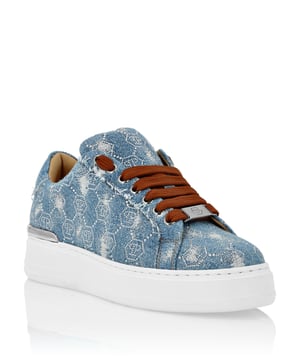 Verfraaid  Discover the uniqueness of these sparkling lo-top sneakers. Look at the details.   Bejewelled denim upper    Nickel-plated spoiler on heel stabilizer   Hi-tech, ergonomic, ultra lightweight, shock-absorbing rubber midsole   Grooved rubber outsole for maximum grip   Padded nappa lining and removable insole