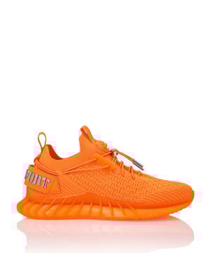 Diese Laufschuhe wurden entwickelt, um Ihnen zu helfen, dank High-Tech-Materialien und dem üblichen Stil von Plein Sport über Ihre Grenzen hinauszugehen.   Atmungsaktives und ergonomisches Mesh-Obermaterial zum Hineinschlüpfen   Stop-Cord-Schnürsenkel, die um den Knöchel verlaufen   Gummierter Tiger-Patch auf der Zunge   Logo-Riemen an der Fersenkappe, der an der Zuglasche befestigt ist   Ultra stoßdämpfende, ultraleichte High-Tech-Zwischensohle   Rillen-Außensohle für optimalen Grip   Passende farbige Nähte   Herausnehmbares Fußbett
