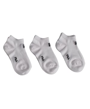 Este paquete de calcetines invisibles Fila es perfecto para los más pequeños que buscan comodidad sin sacrificar estilo. Diseñados para permanecer ocultos dentro de los zapatos, ofrecen una sensación ligera y una excelente transpirabilidad para el uso diario.

Detalles:
- Paquete de 3 pares de calcetines invisibles para niños.
- Diseño de corte bajo que se mantiene oculto en la mayoría de los zapatos deportivos y casuales.
- Tejido de algodón suave, ligero y transpirable.
- Logo Fila bordado.
- Ajuste elástico que se adapta al pie sin deslizarse.
- Costuras suaves que previenen rozaduras o molestias.

Este paquete de calcetines invisibles para niños Fila es la combinación ideal de funcionalidad, comodidad y estilo. Diseñados para permanecer ocultos dentro de los zapatos, estos calcetines invisibles ofrecen un aspecto limpio y discreto, perfecto para cualquier look escolar, deportivo o casual.
Composición: 75% algodón, 23% poliéster, 2% elastano.
Cuidado:
Lavar a máquina a un máximo de 30°C.
No usar blanqueador ni blanqueantes.
No planchar.
No limpiar en seco.
Secar al aire o en secadora a baja temperatura.