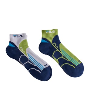 Fila Socken, die darauf ausgelegt sind, Sie durch jedes Workout oder tägliche Aktivitäten zu unterstützen. Dieses 2er-Pack kombiniert technisches Design, anatomische Passform und hochleistungsfähige Materialien. Ihre ergonomische Struktur mit strategischen Verstärkungen an Ferse, Zehen und Spann verbessert die Fußunterstützung und reduziert Reibungsschäden.

Details:  
- Verstärkter anatomischer Fuß.  
- Ideal für Training oder Laufen.  
- Knöchelschnitt.  
- Linker und rechter Rahmen für besseren Sitz.  
- Mit Fußgewölbeunterstützung.  
- Packung mit 2 Paaren.  
- Vielfalt an Farben.  
- Aus Stoff mit schnelltrocknenden Eigenschaften.  
- Verstärkte Bereiche rund um die Zehen und die Ferse, die am meisten Abrieb ausgesetzt sind, erhöhen die Haltbarkeit der Socken und verlängern deren Lebensdauer.  
- Der gerippte Abschluss verhindert, dass die Socken verrutschen.  

Eine ideale Wahl für alle, die langlebige, bequeme Herrensocken mit einem dynamischen Look für Sport oder den Alltag suchen.  
Zusammensetzung: 97 % Polyester, 3 % Elasthan  
Pflege:  
Maschinenwäsche bei maximal 30 °C.  
Nicht bleichen oder aufhellen.  
Nicht bügeln.  
Nicht chemisch reinigen.  
Lufttrocknen oder im Schonprogramm im Trockner trocknen.