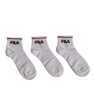 Los calcetines Fila Quarter Bamboo Logo en paquete de 3 están hechos con hilos de alta calidad para brindar gran comodidad y durabilidad. Flexibles y con elasticidad en el tobillo, se adaptarán fácilmente a tus pies para ofrecerte comodidad mientras te mueves.

Detalles:
- 3 pares.
- Tobillos acanalados.
- Logo bordado.
- Estilo quarter, caña baja-media.
- Disponibles en varios colores.
- Tela de bambú.
- Hilos de alta calidad para una comodidad y durabilidad óptimas.
- Unisex.

Este paquete de calcetines Fila Quarter es la elección perfecta para quienes valoran la comodidad sin sacrificar el estilo. Con su diseño atractivo, materiales de calidad y ajuste ideal, son el complemento perfecto para tu vida activa diaria.
Composición: 76% Viscosa, 22% Poliéster, 2% Elastano
Cuidado:
Lavar a máquina a un máximo de 30°C.
No utilizar blanqueador ni blanqueadores.
No planchar.
No limpiar en seco.
Secar al aire o en secadora a baja temperatura.
