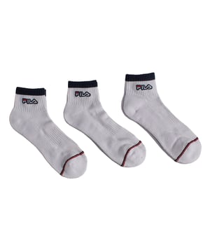 El paquete de 3 pares de calcetines Fila Quarter está hecho con hilos de alta calidad para brindar gran comodidad y durabilidad. Flexibles y con elasticidad en el tobillo, se adaptarán fácilmente a tus pies para mayor confort en movimiento.

Detalles:
- Tejido de algodón.
- Suela acolchada, que proporciona amortiguación.
- 3 pares.
- Malla transpirable.
- Tobillos acanalados.
- Logo bordado.
- Estilo quarter, caña baja-media.
- Varios colores disponibles.
- Hilos de alta calidad para una comodidad y durabilidad óptimas.
- Unisex.

Este pack de calcetines Fila Quarter es la elección perfecta para quienes valoran la comodidad sin sacrificar el estilo. Con su diseño atractivo, materiales de calidad y ajuste ideal, son el complemento perfecto para tu vida activa diaria.
Composición: 63% algodón, 35% poliéster, 2% elastano.
Cuidado:
Lavar a máquina a un máximo de 30°C.
No usar blanqueador ni blanqueadores.
No planchar.
No lavar en seco.
Secar al aire o en secadora a baja temperatura.