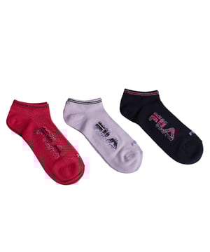 Agrega color y estilo a tu rutina con este paquete de 3 pares de calcetines Fila invisibles, perfectos para usar con zapatillas o zapatos planos. Hechos de una mezcla suave y transpirable, ofrecen comodidad durante todo el día y un ajuste perfecto gracias a su diseño ergonómico.

Detalles:
- Algodón.
- Diseño deportivo.
- Logo de Fila en diseño pixelado.
- Tela elástica y transpirable.
- Corte bajo/invisible.
- Tobillos acanalados.
- Varios colores.
- Ideal para deporte o uso casual.
- Paquete de 3 pares de calcetines para mujer.

Este paquete de calcetines invisibles Fila es la elección perfecta para quienes valoran la comodidad sin sacrificar el estilo. Con su atractivo diseño, materiales de calidad y ajuste ideal, son el complemento perfecto para tu vida activa diaria.
Composición: 64% algodón, 35% poliéster, 1% elastano.
Cuidado:
Lavar a máquina a un máximo de 30°C.
No usar blanqueadores ni blanqueadores.
No planchar.
No limpiar en seco.
Secar al aire o secar en máquina a baja temperatura.