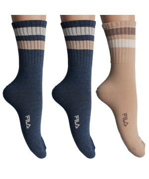 Este pack de calcetines unisex Fila combina un diseño clásico con materiales cómodos y funcionales. Su caña alta acanalada y las franjas contrastantes evocan un estilo deportivo retro, perfecto para looks casuales o urbanos. 

Detalles:  
- Composición con un alto porcentaje de algodón que proporciona suavidad y transpirabilidad natural.  
- Diseño unisex de caña alta.  
- Logo Fila bordado.  
- Puño acanalado.  
- Estilo deportivo con franjas contrastantes.  
- Costuras planas.  
- Tejido elástico.  
- Pack de 3 pares.  

Una opción versátil y cómoda para hombres y mujeres que buscan calcetines duraderos con un diseño atemporal y materiales de calidad como el algodón.  
Composición: 66% Algodón, 32% Poliéster, 2% Elastano  
Cuidado:  
Lavado a máquina a un máximo de 30°C.  
No utilizar blanqueadores ni blanqueantes.  
No planchar.  
No limpiar en seco.  
Secar al aire o en secadora a baja temperatura.