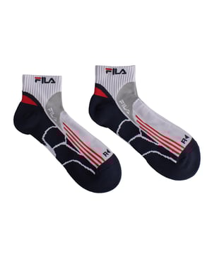 Calcetines Fila diseñados para apoyarte en cada entrenamiento o actividad diaria. Este paquete de 2 pares combina diseño técnico, ajuste anatómico y materiales de alto rendimiento. Su estructura ergonómica con refuerzos estratégicos en el talón, los dedos y el empeine mejora el soporte del pie y reduce el desgaste por fricción.

Detalles:
- Pie anatómico reforzado.
- Ideal para entrenar o correr.
- Corte tipo quarter.
- Estructura específica para el pie izquierdo y derecho para un mejor ajuste.
- Cuenta con soporte para el arco.
- Paquete de 2 pares.
- Variedad de colores.
- Fabricado con tejido de propiedades de secado rápido.
- Los paneles reforzados alrededor de los dedos y el talón, las partes más expuestas a la abrasión, aumentan la durabilidad de los calcetines y prolongan su vida útil.
- El acabado acanalado evita que los calcetines se deslicen.

Una elección ideal para quienes buscan calcetines de hombre duraderos y cómodos con un aspecto dinámico para el deporte o el uso diario.
Composición: 97% Poliéster, 3% Elastano
Cuidado:
Lavar a máquina a un máximo de 30°C.
No usar blanqueador ni blanqueadores.
No planchar.
No limpiar en seco.
Secar al aire o en secadora a baja temperatura.