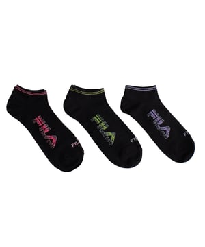 Añade color y estilo a tu rutina con este paquete de 3 pares de calcetines invisibles Fila, perfectos para llevar con zapatillas o zapatos planos. Hechos de una suave mezcla transpirable, proporcionan comodidad durante todo el día y un ajuste perfecto gracias a su diseño ergonómico.

Detalles:
 - Algodón.
 - Diseño deportivo.
 - Logo de Fila en diseño pixelado.
 - Tela elástica y transpirable.
 - Corte bajo/invisible.
 - Tobillos estriados.
 - Varios colores.
 - Ideal para deportes o uso casual.
 - Paquete de 3 pares de calcetines para mujeres.

Este paquete de calcetines invisibles Fila es la elección perfecta para quienes valoran la comodidad sin sacrificar el estilo. Con su atractivo diseño, materiales de calidad y ajuste ideal, son el complemento perfecto para tu vida activa diaria.
Composición: 64% Algodón, 35% Poliéster, 1% Elastano
Cuidado:
Lavar a máquina a un máximo de 30°C.
No usar blanqueadores ni blanqueadores ópticos.
No planchar.
No limpiar en seco.
Secar al aire o en secadora a baja temperatura.