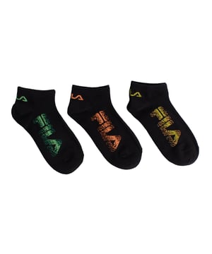 Este pack de calcetines invisibles Fila es perfecto para los más pequeños que buscan comodidad sin sacrificar estilo. Diseñados para ser ocultos dentro de los zapatos, ofrecen una sensación ligera y una excelente transpirabilidad para el uso diario.

Detalles:
- Pack de 3 pares de calcetines invisibles unisex para chicos y chicas.
- Diseño de corte bajo que se mantiene oculto en la mayoría de los zapatos deportivos y casuales.
- Tejido de algodón suave, ligero y transpirable.
- Logo de Fila en colores brillantes.
- Ajuste elástico que se adapta al pie sin deslizarse.
- Costuras suaves que evitan rozaduras o incomodidad.

Este pack de calcetines invisibles Fila para chicos y chicas es la combinación ideal de funcionalidad, comodidad y estilo. Diseñados para permanecer ocultos dentro de los zapatos, estos calcetines invisibles ofrecen un aspecto limpio y discreto, perfecto para cualquier look escolar, deportivo o casual.
Composición: 68% algodón, 31% poliéster, 1% elastano.
Cuidado:
Lavado a máquina a un máximo de 30 °C.
No utilizar blanqueador ni productos blanqueadores.
No planchar.
No limpiar en seco.
Secar al aire o secar a baja temperatura.