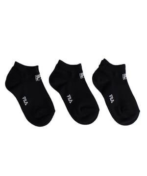 Este paquete de calcetines Fila invisibles es perfecto para los más pequeños que buscan comodidad sin sacrificar el estilo. Diseñados para permanecer ocultos dentro de los zapatos, ofrecen una sensación ligera y excelente transpirabilidad para el uso diario.

Detalles:
- Paquete de 3 pares de calcetines invisibles para niños.
- Diseño de corte bajo que se mantiene oculto en la mayoría de los zapatos deportivos y casuales.
- Tejido de algodón suave, ligero y transpirable.
- Logo de Fila bordado.
- Ajuste elástico que se adapta al pie sin deslizarse.
- Costuras suaves que evitan rozaduras o incomodidades.

Este paquete de calcetines invisibles Fila para niños es la combinación ideal de funcionalidad, comodidad y estilo. Diseñados para permanecer ocultos en los zapatos, estos calcetines invisibles ofrecen un aspecto limpio y discreto, perfecto para cualquier look escolar, deportivo o casual.
Composición: 75% algodón, 23% poliéster, 2% elastano.
Cuidado:
Lavado a máquina a un máximo de 30°C.
No usar blanqueador ni blanqueadores.
No planchar.
No limpiar en seco.
Secar al aire o en secadora a baja temperatura.