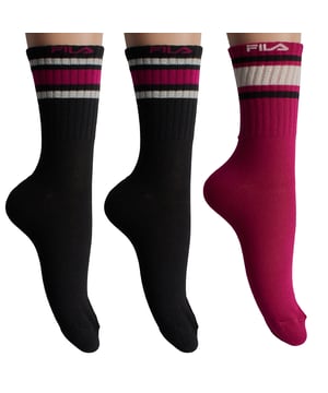 Este paquete de calcetines unisex Fila combina un diseño clásico con materiales cómodos y funcionales. Su caña alta de canalé y las rayas en contraste evocan un estilo deportivo retro, perfecto para looks casuales o urbanos.

Detalles:
- Composición con un alto porcentaje de algodón que proporciona suavidad natural y transpirabilidad.
- Logo de Fila bordado.
- Diseño unisex de caña alta.
- Puño de canalé.
- Estilo deportivo con rayas en contraste.
- Costuras planas.
- Tejido elástico.
- Paquete de 3 pares.

Una opción versátil y cómoda para hombres y mujeres que buscan calcetines duraderos con un diseño atemporal y materiales de calidad, como el algodón.
Composición: 80% Algodón, 19% Poliéster, 1% Elastano
Cuidado:
Lavar a máquina a un máximo de 30°C.
No usar blanqueadores ni blanqueadores ópticos.
No planchar.
No limpiar en seco.
Secar al aire o a baja temperatura en secadora.