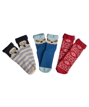 Este paquete de calcetines para niñas de DIM está diseñado para ofrecer comodidad y seguridad en casa. Cada par cuenta con una suela antideslizante con un diseño de estrellas, que mejora el agarre en superficies lisas, ideal para moverse con confianza y estabilidad.

Detalles:
- Paquete de 3 pares con diseños coloridos y estampados divertidos.
- Suela con puntos de goma en forma de estrella y logotipo DIM integrado.
- Tejido suave y cómodo que proporciona una sensación agradable en el uso diario.
- Puño elástico que no aprieta y se mantiene en su lugar sin deslizarse.
- Costuras planas que evitan rozaduras, ideal para un uso prolongado.

Un paquete de calcetines funcional, seguro y lleno de personalidad para niñas, perfecto para que los más pequeños se sientan seguros y cómodos en casa.
Composición: 85% Algodón, 14% Poliamida, 1% Elastano
Cuidado:
Lavar a máquina a un máximo de 30°C.
No usar blanqueador ni blanqueadores.
No planchar.
No limpiar en seco.
Secar al aire o en secadora a baja temperatura.