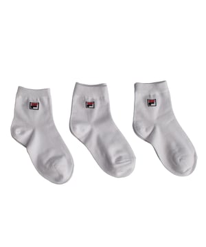 Este paquete de calcetines Fila es ideal para el uso diario de los más pequeños. Con un diseño discreto y cómodo, ofrecen un excelente soporte y transpirabilidad para el uso cotidiano, la escuela o actividades deportivas.

Detalles:
- Paquete de 3 pares de calcetines tobilleros para niños o niñas.
- Tela suave, ligera y transpirable.
- Logo de Fila bordado en la parte superior.
- Puño elástico.
- Corte bajo ideal para usar con zapatillas deportivas o calzado informal.
- Costuras planas que previenen rozaduras e irritación.

Este paquete de calcetines tobilleros Fila para niños y niñas es una excelente opción para quienes buscan calidad, comodidad y durabilidad en un básico diario. Su diseño discreto y deportivo, combinado con materiales suaves y duraderos, garantiza una experiencia cómoda tanto en la escuela como en actividades físicas.
Composición: 75% Algodón, 23% Poliéster, 2% Elastano
Cuidado:
Lavar a máquina a un máximo de 30°C.
No usar lejía ni blanqueadores.
No planchar.
No limpiar en seco.
Secar al aire o en secadora a baja temperatura.