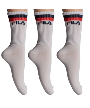 Este pack de calcetines Fila combina un diseño retro con materiales modernos. Su construcción de fibra de bambú ofrece una suavidad extra, transpirabilidad y propiedades antibacterianas naturales, ideal para uso diario.

Detalles:
- Diseño unisex de caña alta.
- Puños acanalados.
- Pack de 3 pares.
- Estilo deportivo con logo bordado de Fila y rayas decorativas en contraste.
- Elaborados con fibra de bambú.
- Alta capacidad de absorción de humedad.
- Costuras suaves.
- Adecuados para combinar con zapatillas, botas o zapatos deportivos.

Una elección perfecta para quienes buscan calcetines de caña alta versátiles, suaves y duraderos, con el valor añadido de una tela sostenible como el bambú y el respaldo de una marca icónica como Fila.
Composición: 62% Viscosa, 32% Poliéster, 4% Elastodieno, 2% Elastano
Cuidado:
Lavado a máquina a un máximo de 30°C.
No usar blanqueador ni blanqueadores.
No planchar.
No limpiar en seco.
Secar al aire o en secadora a baja temperatura.