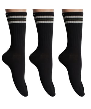 Este pack de calcetines unisex Fila combina un diseño clásico con materiales cómodos y funcionales. Su caña alta acanalada y las rayas en contraste evocan un estilo deportivo retro, perfecto para looks casuales o urbanos.

Detalles:
- Composición con un alto porcentaje de algodón que proporciona suavidad natural y transpirabilidad.
- Logo Fila bordado.
- Diseño unisex de caña alta.
- Puño acanalado.
- Estilo deportivo con rayas en contraste.
- Costuras planas.
- Tejido elástico.
- Pack de 3 pares.

Una opción versátil y cómoda para hombres y mujeres que buscan calcetines duraderos con un diseño atemporal y materiales de calidad como el algodón.
Composición: 64% algodón, 34% poliéster, 2% elastano.
Cuidado:
Lavar a máquina a un máximo de 30°C.
No usar lejía ni blanqueadores.
No planchar.
No limpiar en seco.
Secar al aire o en secadora a baja temperatura.
