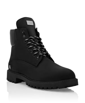 Botas de senderismo de nobuk. Cierre de cordones con ojales metálicos. Puño acolchado de ante enjoyado. Insignia metálica con la marca cosida en el exterior. Suela con tacos de caucho. Forro interior.