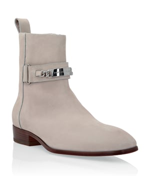 Jodhpur-Stiefel aus Nubuk mit einem Riemen mit Logo-Metallplakette. Reißverschluss an der Seite. Sohle aus Leder. Innenfutter aus Leder.