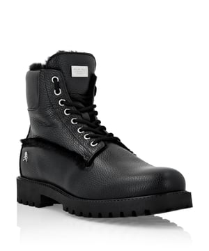 Botas de comando de nobuk. Puño de napa acolchado. Cierre de cordones con ojales metálicos. Insignia metálica con logotipo cosida en la lengüeta. Suela de goma. Forro de piel de oveja.