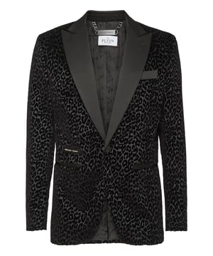 Añada un poco de glamour a su vestuario. Eche un vistazo a este blazer de noche de algodón con detalles que lo hacen destacar.   Algodón estampado con flocado de piel de animal   Solapa de pico satinada   Botón único forrado en satén con Logotipo bordado   Dos bolsillos con aberturas acabados en ribete de satén   Una sola abertura de ventilación   Forro interior