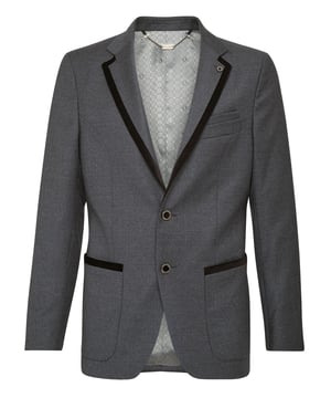 Elegante y con clase, esta chaqueta de punto de lana elástica con dos botones presenta solapa y ambos bolsillos de parche rematados en terciopelo en contraste. Coderas de terciopelo acolchado. Botones de metal con centro esmaltado. Dos aberturas en la parte posterior. Forro interior.