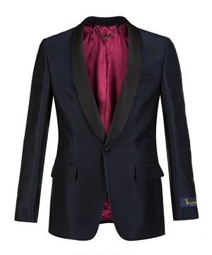 Chaqueta de noche de mezcla de lana de un botón enriquecida con un motivo inspirado en James Bond jacquard en la espalda. Solapas y botones de raso de seda. Bolsillos con solapa. Forro de cupro. Cuatro bolsillos interiores. Dos aberturas en la espalda.