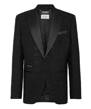 Añada una chispa a su guardarropa. Eche un vistazo a esta chaqueta de noche de cachemir con detalles que la hacen destacar.   Cachemira a cuadros de lúrex   Solapa de pico de raso   Botón único forrado en satén con logotipo   Dos bolsillos con aberturas y acabados satinados   Ventilación única   Forro interior